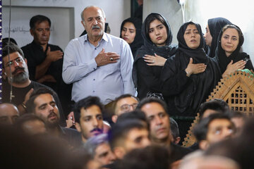 بانوان عزادار با حضور در بخش‌های مختلف حسینیه، همگام با دیگر عزاداران در سوگ سالار شهیدان اشک ماتم می‌ریزند.