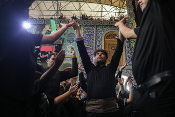 عزاداران با سینه‌زنی هماهنگ و هم‌نوایی با ذاکران اهل بیت(ع)، یاد حماسه عاشورا را زنده نگه می‌دارند.
