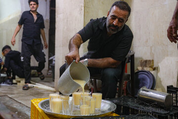 خادمان هیئت با آماده‌سازی نذورات، بخشی از سنت دیرینه خدمت‌رسانی به عزاداران سیدالشهدا(ع) را زنده نگه داشته‌اند.