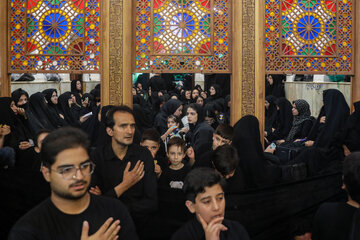 قاب پنجره‌های مشبک و ازدحام عزاداران، روایتگر روز و شب‌هایی است که یزد بار دیگر معنای «حسینیه ایران» را به نمایش می‌گذارد.