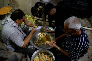 خادمان هیئت با آماده‌سازی نذورات، بخشی از سنت دیرینه خدمت‌رسانی به عزاداران سیدالشهدا(ع) را زنده نگه داشته‌اند.