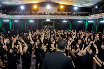 قاب این تصاویر، تنها بخشی از شور، شعور و ارادت مردمی را روایت می‌کند که یزد را به «حسینیه ایران» بدل کرده‌اند.
