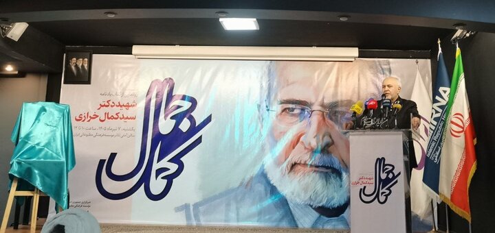 ظریف: از شهید خرازی درس بگیریم و دلمان برای این مردم بسوزد