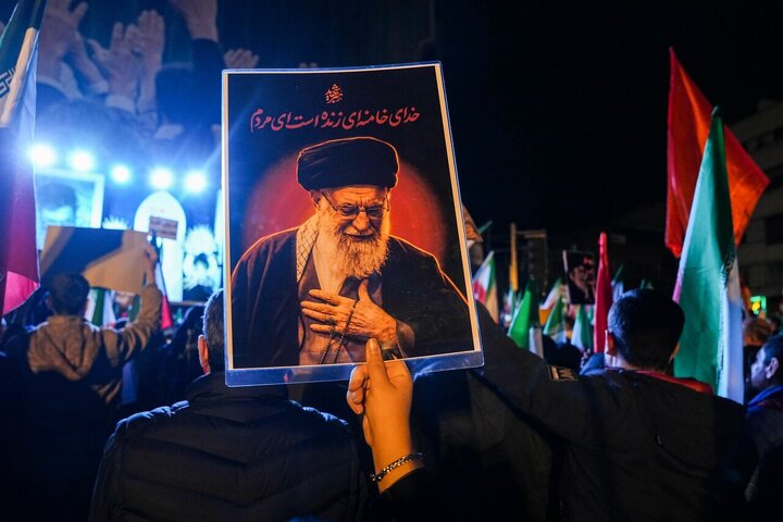 تأکید بر مردمی‌سازی خدمات اسکان زائران و عزاداران مراسم تشییع رهبر شهید در استان سمنان