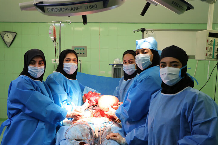 خارج کردن توده ۴ کیلویی مشکوک به «سارکوم» رحمی از شکم بانوی ۴۶ ساله در بابل