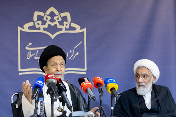 حجت‌الاسلام والمسلمین مصطفی پورمحمدی، رییس مرکز اسناد انقلاب اسلامی و حجت‌الاسلام والمسلمین حمید روحانی در مراسم رونمایی از اسناد امام شهید