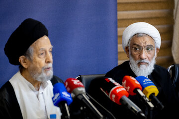 حجت‌الاسلام والمسلمین مصطفی پورمحمدی، رییس مرکز اسناد انقلاب اسلامی و حجت‌الاسلام والمسلمین حمید روحانی در مراسم رونمایی از اسناد امام شهید