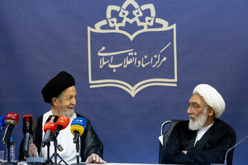حجت‌الاسلام والمسلمین مصطفی پورمحمدی، رییس مرکز اسناد انقلاب اسلامی و حجت‌الاسلام والمسلمین حمید روحانی در مراسم رونمایی از اسناد امام شهید