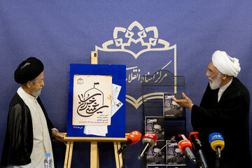 حجت‌الاسلام والمسلمین مصطفی پورمحمدی، رییس مرکز اسناد انقلاب اسلامی و حجت‌الاسلام والمسلمین حمید روحانی در مراسم رونمایی از اسناد امام شهید