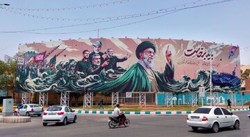«باید برخاست» بر بزرگ‌ترین بیلبورد کشور نقش بست/ روایت هنری از شهادت، بیداری و قیام مردم