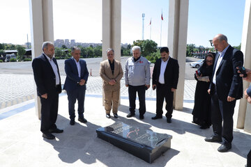 مهدی باصولی معاون آموزشی جهاددانشگاهی کشور و مصطفی وحیدزاده مدیرعامل گروه صنعتی تراکتورسازی و خسرو کنعانی رئیس جهاددانشگاهی آذربایجان شرقی و احمد حسین سلگی مدیرکل نیازسنجی و راهبری طرح های جهاد دانشگاهی در بازدید معاون آموزشی جهاددانشگاهی کشور از مراکز آموزشی جهاددانشگاهی آذربایجان شرقی و انعقاد تفاهم‌نامه همکاری با شرکت تراکتورسازی ایران
