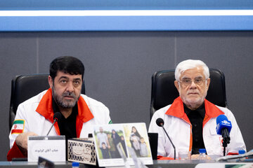محمدرضا عارف، معاون اول رییس جمهور و پیر حسین کلیوند، رییس جمعیت هلال احمر در نشست کمیته امداد و درمان ستاد تشییع رهبر شهید انقلاب