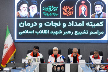محمدرضا عارف، معاون اول رییس جمهور و پیر حسین کلیوند، رییس جمعیت هلال احمر در نشست کمیته امداد و درمان ستاد تشییع رهبر شهید انقلاب