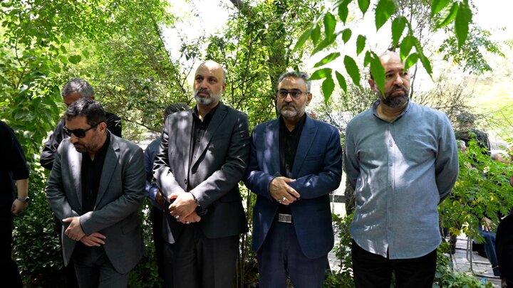وداع مجریان با فرزاد جمشیدی در قطعه هنرمندان