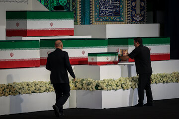 مراسم ادای احترام شخصیت‌های سیاسی و فرهنگی کشورهای جهان بر پیکر رهبر مجاهد شهید انقلاب