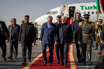 محمدرضا عارف، معاون اول رئیس جمهور در مراسم ورود قربانعلی بردی محمد‌اف، رهبر ترکمنستان برای شرکت در مراسم وداع با رهبر شهید انقلاب