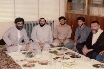 خاطره‌ای از رهبر شهید: باهنر را از خانه‌اش بیرون کردم تا با آقای هاشمی صحبت کنم!