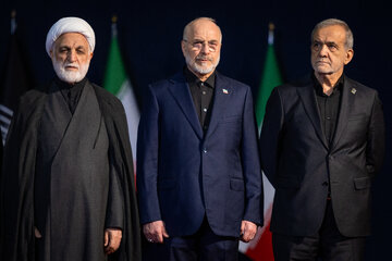 حضور سران سه قوه در مراسم ادای احترام بر پیکر رهبر شهید انقلاب