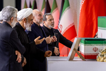 حضور سران سه قوه در مراسم ادای احترام بر پیکر رهبر شهید انقلاب