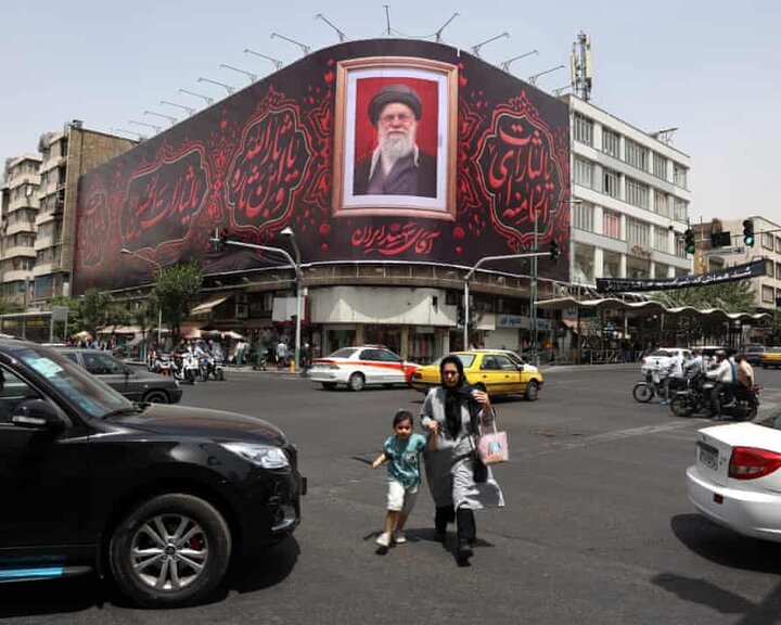 گاردین: سوگواری عظیم و حماسی برای رهبر شهید ایران پیام مقاومت به جهان است