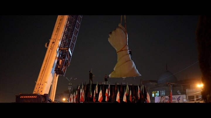 نصب المان «مشت گره‌کرده» در میدان انقلاب تهران