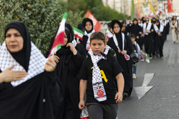 اعزام کاروان پیاده‌ دانشگاهیان البرز برای حضور در مراسم وداع و تشییع رهبر شهید انقلاب
