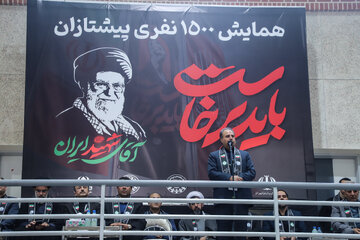 سخنرانی اسفندیار صادقی مدیر کل آموزش و پرورش استان آذربایجان شرقی در همایش ۱۵۰۰ نفری دانش‌آموزان پیشتاز تبریز با عنوان «باید برخاست»