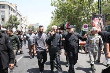 دریادار سیاری: مردم با حضور میلیونی خود در مراسم وداع با رهبر شهید حماسه آفریدند