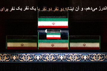 آیت‌الله سبحانی بر پیکر مطهر رهبر شهید انقلاب اقامه نماز می‌کند