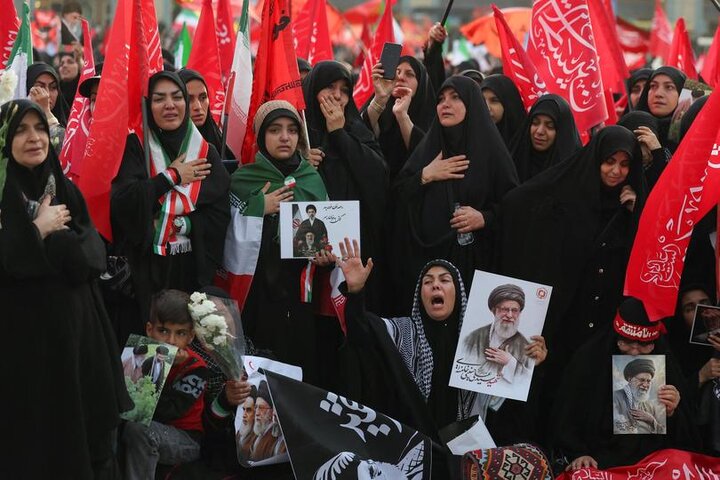 بدرقه باشکوه رهبر شهید از زاویه دید عکاسان خارجی