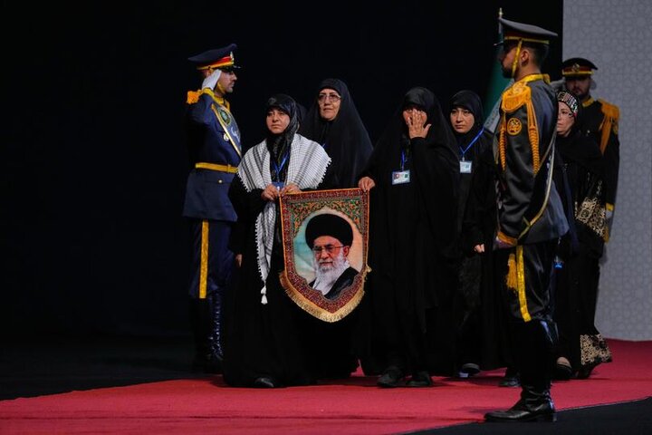 بدرقه باشکوه رهبر شهید از زاویه دید عکاسان خارجی