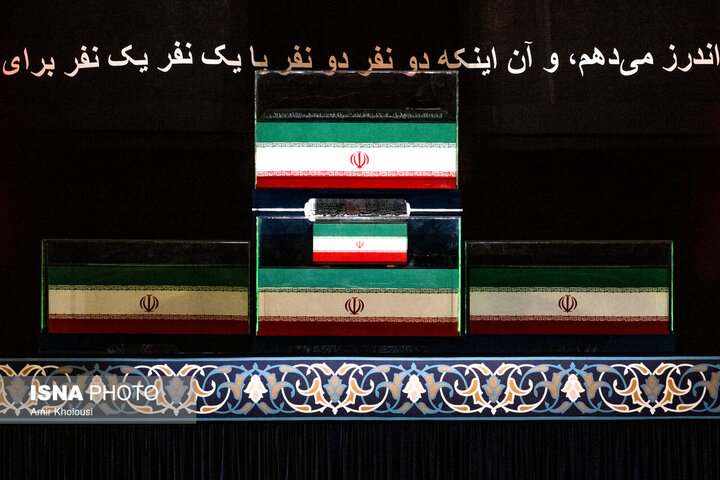 آیت‌الله سبحانی بر پیکر مطهر رهبر شهید انقلاب اقامه نماز می‌کند