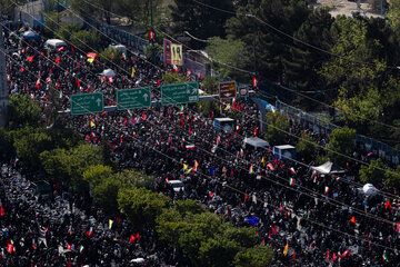 اقامه نماز بر پیکر رهبر شهید انقلاب