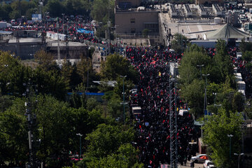 اقامه نماز بر پیکر رهبر شهید انقلاب