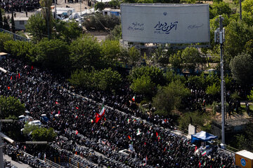 اقامه نماز بر پیکر رهبر شهید انقلاب