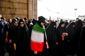 اقامه نماز بر پیکر رهبر شهید انقلاب با حضور جمعی از مسئولان، کارگزاران نظام و اقشار مختلف مردم