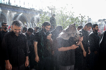 اقامه نماز بر پیکر رهبر شهید انقلاب با حضور جمعی از مسئولان، کارگزاران نظام و اقشار مختلف مردم