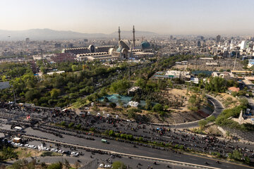 راهپیمایی مردم برای اقامه نماز بر پیکر رهبر شهید انقلاب