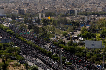 اقامه نماز بر پیکر رهبر شهید انقلاب با حضور جمعی از مسئولان، کارگزاران نظام و اقشار مختلف مردم