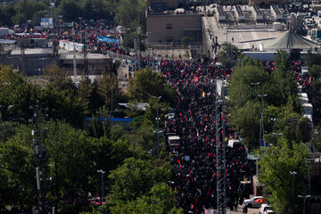 اقامه نماز بر پیکر رهبر شهید انقلاب با حضور جمعی از مسئولان، کارگزاران نظام و اقشار مختلف مردم