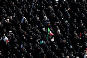 اقامه نماز بر پیکر رهبر شهید انقلاب با حضور جمعی از مسئولان، کارگزاران نظام و اقشار مختلف مردم