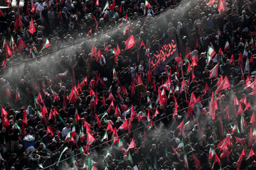 اقامه نماز بر پیکر رهبر شهید انقلاب با حضور جمعی از مسئولان، کارگزاران نظام و اقشار مختلف مردم