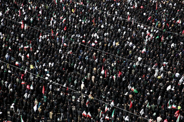 اقامه نماز بر پیکر رهبر شهید انقلاب با حضور جمعی از مسئولان، کارگزاران نظام و اقشار مختلف مردم