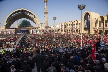 اقامه نماز بر پیکر رهبر شهید انقلاب با حضور جمعی از مسئولان، کارگزاران نظام و اقشار مختلف مردم