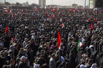 اقامه نماز بر پیکر رهبر شهید انقلاب با حضور جمعی از مسئولان، کارگزاران نظام و اقشار مختلف مردم