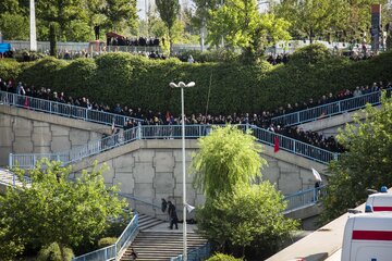 اقامه نماز بر پیکر رهبر شهید انقلاب با حضور جمعی از مسئولان، کارگزاران نظام و اقشار مختلف مردم