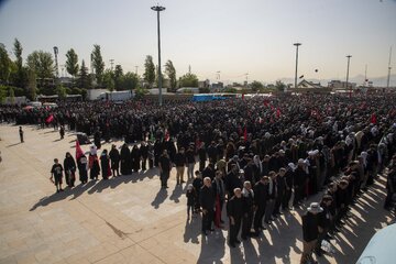 اقامه نماز بر پیکر رهبر شهید انقلاب با حضور جمعی از مسئولان، کارگزاران نظام و اقشار مختلف مردم