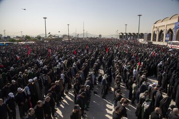 اقامه نماز بر پیکر رهبر شهید انقلاب با حضور جمعی از مسئولان، کارگزاران نظام و اقشار مختلف مردم