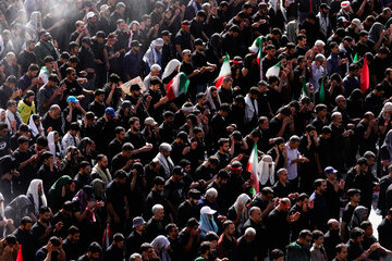 اقامه نماز بر پیکر رهبر شهید انقلاب با حضور جمعی از مسئولان، کارگزاران نظام و اقشار مختلف مردم