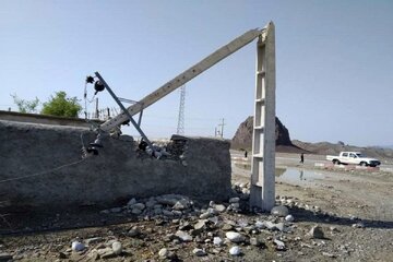 خسارت طوفان به پایه‌های برق در سیستان و بلوچستان